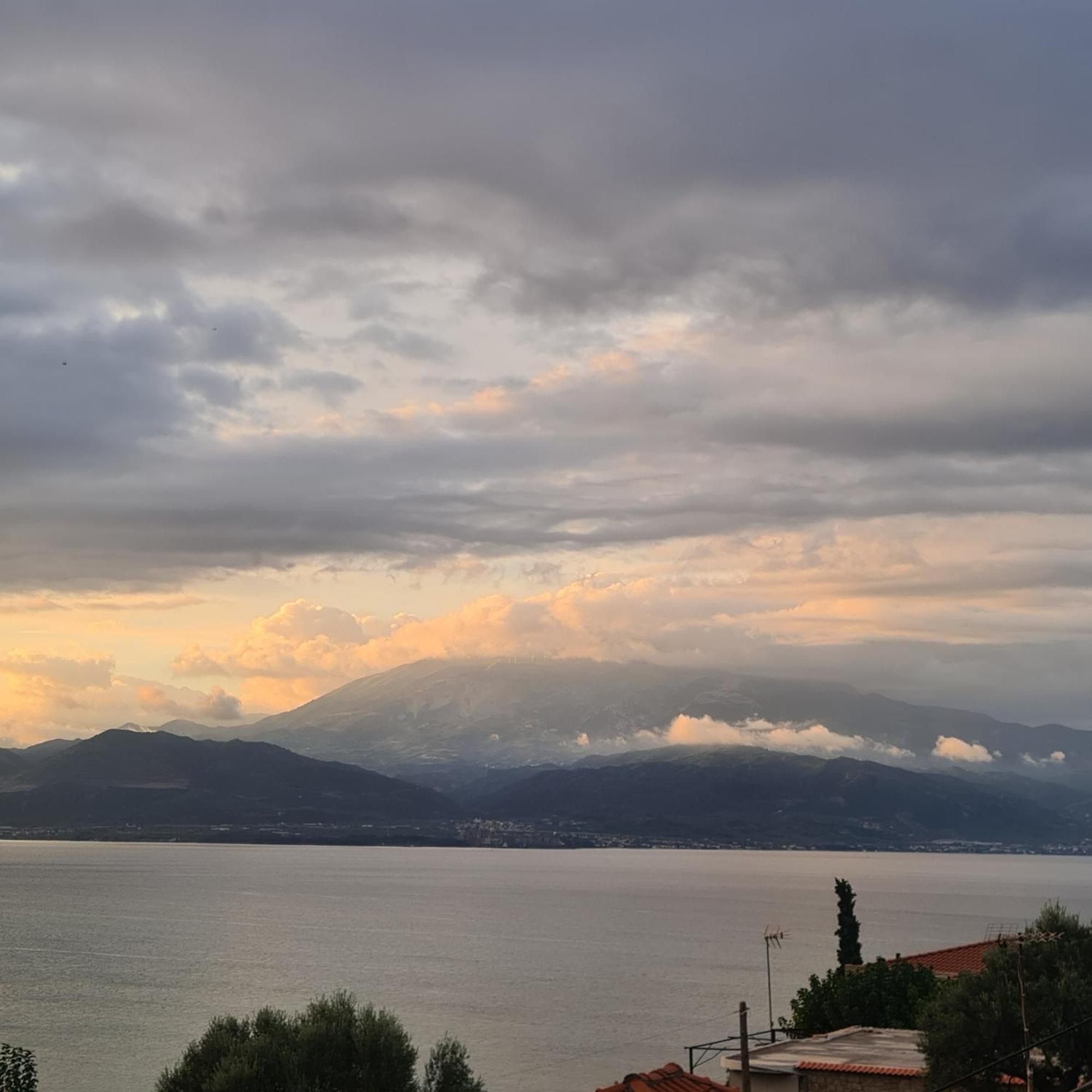 View By The Castle Nafpaktos Villa Exterior photo